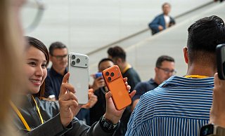 Das iPhone Pro gibt es in diesem Jahr erstmals in der Farbe Orange. - Andrej Sokolow/dpa