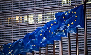 Europaflaggen wehen vor dem Sitz der EU-Kommission. Die nächste Europawahl ist für Juni 2024 angesetzt worden. - Zhang Cheng/XinHua/dpa