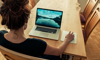 Einige Menschen arbeiten vom heimischen Esstisch aus. - Pixabay (Symbolbild)