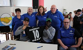 Der Vorstand bestehend aus (v.l.) Gisela Maronna, Armin Meyer, Lisa Seck und André Bickmann begrüßen die Spieler (vorne v.l.) Marcel Hilßner, Johannes Dörfler und den Fanbeauftragten Christian Just. - Julia Stratmann