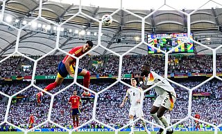 Mikel Merino (l) war der Matchwinner für die Spanier. - Tom Weller/dpa