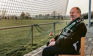 Der angestammte Platz am Spielfeldrand: Auf einer Bank vor dem neuen Vereinsheim der SG Bustedt verfolgt Manfred Heiland die Spiele seines Vereins in der Kreisliga B. - Fotos(2): Björn Kenter