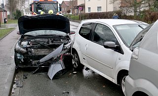 Auf der Sander Straße im Paderborner Stadtteil Elsen kollidieren drei Personenwagen. Dabei werden zwei der fünf Insassen verletzt. - Ralph Meyer