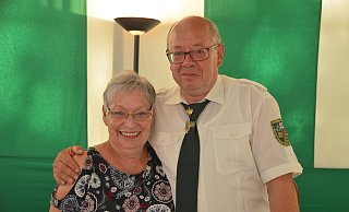 Die neuen Regenten des Schützenvereins Lenzinghausen: Kaiserin Roswitha Meyer und Kaiser Achim Obermann bei der Proklamation. - Mareike Patock
