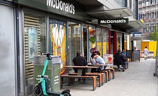 Auf dem Jahnplatz stellen jetzt auch Mc Donalds und die Fischgaststätte Tische, Stühle und Bänke auf. - Peter Unger