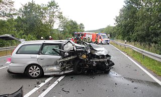 Die Fahrzeuge wurden bei dem Zusammenstoß völlig zerstört. - Burkhard Battran
