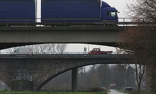 Die Weserflutbrücke auf der A2 wird erneut repariert. Arbeiter haben auf der Baustelle beheizbare Zelte aufgebaut. - Ulf Hanke
