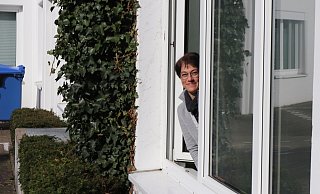 Durchreiche: Hausärztin Andrea Tacke zeigt am Fenster zum Hof, wo Patienten wegen der Coronakrise Rezepte abholen können. - Ulf Hanke