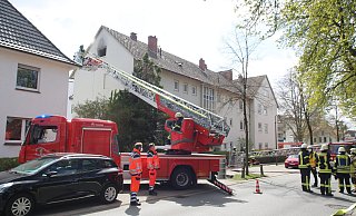 Rund 40 Einsatzkräfte der Berufsfeuerwehr, des Löschzuges Gütersloh und des Rettungsdienste rückten zu dem Brand aus. - Christian Bröder