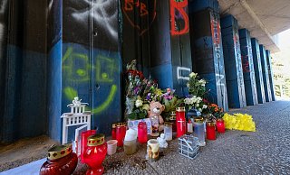 Tatort Unterführung: Nach dem Tod des 17-Jährigen legten Freunde und Bekannte Kerzen und Blumen am Tatort nieder. Es handelt sich um eine kurze Unterführung unter der Stadtbahn-Haltestelle Schelpmilser Weg. - Foto: Andreas Zobe/NW