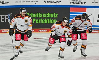 Nach seinem Tor gegen Lettland verletzte sich Dominik Kahun (M.) und kann beim Deutschland Cup nicht mehr spielen. - Peter Kneffel/dpa