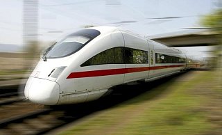 Der ICE zwischen Bielefeld und Hannover soll nach dem Willen der Koalition künftig 300 km/h fahren. Dafür ist ein Neubau der Trasse unausweichlich. - picture alliance