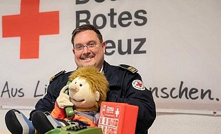 Sven „Kampi“ Kampeter und seine Puppe Paul sind in Bünde und Umgebung gleichermaßen bekannt wie beliebt. - Sven Kampeter