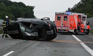 Das Sportcoupé ist nach dem Unfall auf der A33 am frühen Montagabend komplett zerstört. Der Fahrer verletzte sich bei dem Unfall und wurde ins Krankenhaus gebracht. - Andreas Eickhoff