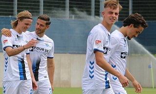 Paderborns Felix Götze (v.l.), Marcel Hoffmeier, Ruben Müller und Mika Baur haben soeben das 1:0 bejubelt – jetzt geht’s zurück in die eigene Hälfte. - Jochem Schulze Paderborns Felix Götze (v.l.), Marcel Hoffmeier, Ruben Müller und Mika Baur haben soeben das 1:0 bejubelt – jetzt geht’s zurück in die eigene Hälfte. - Jochem Schulze