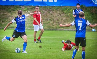 Arminia Bielefelds Fabian Klos (l.) erzielt gegen die Regionalauswahl aus Kiens zwei Tore. Hotelier Alexander Falkensteiner liegt am Boden. - Sarah Jonek