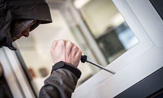 Das brutale Einbrecher-Duo soll durch eine Terrassentür ins Haus der Vlothoer Familie eingedrungen sein. - dpa