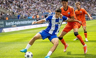 Der Marktwert von Paderborns Neuzugang Santiago Castaneda (r.) stieg um 1,2 Millionen Euro. Hertha-Akteur Ibrahim Maza (l.) bleibt wertvollster Zweitligaspieler. Aaron Zehnter (hinten) hat beim SCP den höchsten Marktwert. - picture alliance/dpa