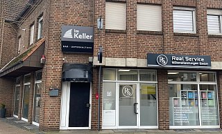 Diese unscheinbare Tür in einem Wohn- und Geschäftshaus an der Achtermannstraße im Kreis Gütersloh führt zu der Kellerbar. - Markus Voss