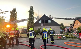 Die Einsatzkräfte retteten eine 75-Jährige aus dem brennenden Haus im Kreis Gütersloh. - Thorsten Heß