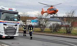 Ein Rettungshubschrauber hat den verletzten Versmolder im Kreis Gütersloh abgeholt und in ein Krankenhaus geflogen. - Marc Uthmann