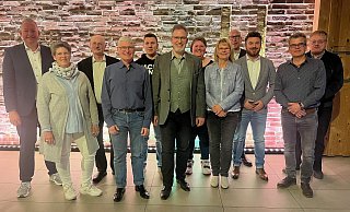 Die Kandidatinnen und Kandidaten für die Wahlkreise mit Bürgermeisterkandidat Sebastian Hoffmann (Mitte). - CDU Rödinghausen