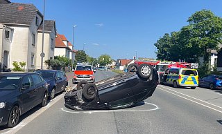 Der Opel Corsa der 84-jährigen Gütersloherin landet infolge der Kollision auf dem Dach. - Thorsten Heß