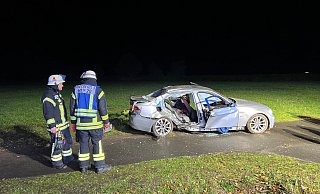 Aus diesem BMW mussten zwei Insassen nach einem Unfall im Kreis Gütersloh am Montagabend befreit werden. - Thorsten Heß