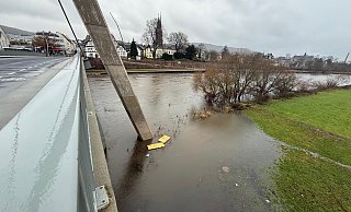 Unterhalb der Weserbrücke hat sich das Wasser schon ordentlich ausgebreitet - auch in Bereiche, die sonst trocken sind. - Ralf T. Mischer