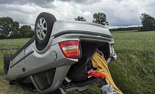 Der Opel Astra landet kurz vor Bergheim auf dem Dach. - Burkhard Battran