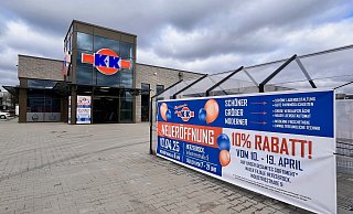 Ein Banner vor dem Markt in Herzebrock-Clarholz im Kreis Gütersloh kündigt die Neueröffnung am 10. April an. - Robert Becker