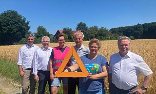 Hier könnte die Trasse langführen: Vlothos Bürgermeister Rocco Wilken, Landrat Jürgen Müller, Sarah Brodowski von den Landfrauen im Kreis Herford, Hermann Dedert, Voritzender des Landwirtschaftlichen Kreisverbandes Herford-Bielefeld, Stefanie Rothenstein, zweite Vorsitzende von Widuland sowie Herfords Bürgermeister Tim Kähler stehen vor einem Feld des Hofs Bohnenkamp. Dahinter liegt der Wald, den die Trasse durchschneiden könnte. - Jobst Lüdeking Hier könnte die Trasse langführen: Vlothos Bürgermeister Rocco Wilken, Landrat Jürgen Müller, Sarah Brodowski von den Landfrauen im Kreis Herford, Hermann Dedert, Voritzender des Landwirtschaftlichen Kreisverbandes Herford-Bielefeld, Stefanie Rothenstein, zweite Vorsitzende von Widuland sowie Herfords Bürgermeister Tim Kähler stehen vor einem Feld des Hofs Bohnenkamp. Dahinter liegt der Wald, den die Trasse durchschneiden könnte. - Jobst Lüdeking