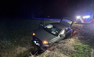 Die Fahrerin kam von der Fahrbahn ab und rutschte in einen Graben. - Thorsten Heß