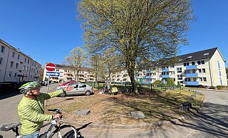„224 ehemalige Britenwohnungen gibt es in Blankenhagen“, erklärt Reinhard Welpmann. Warum die Mieten in Blankenhagen billiger sind als in anderen Stadtteilen? „Wegen des Fluglärms früher.“ - Jeanette Salzmann