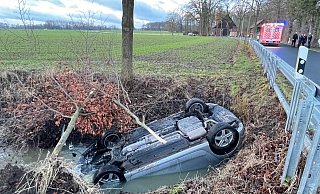Aufgrund eines Unfalls auf glatter Straße landete in Rheda-Wiedenbrück am Mittwochmorgen ein 39-Jähriger mit seinem Hyundai kopfüber im Hamelbach. - Thorsten Heß