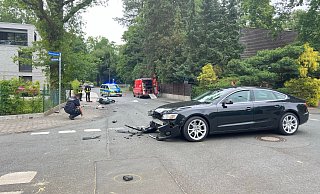 Polizisten sichern die Spuren des folgenschweren Zusammenstoßes. - Thorsten Heß