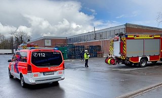 Mit rund 30 Mann rückte die Feuerwehr an die Oldentruper Straße aus. - Andreas Zobe