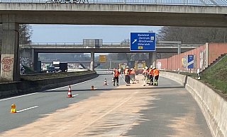 Auf der A33 muss eine Ölspur abgestreut werden. - Christian Mathiesen