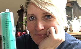 Es ist nur ein kleiner Pieks auch für NW-Redakteurin Nicole Sielermann, die hier eine Spritze aus dem kindlichen Arztkoffer zeigt. - Nicole Sielermann