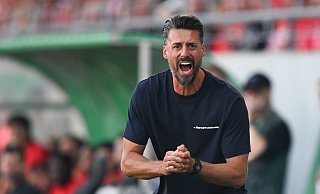 Augsburgs Trainer Sandro Wagner ist mit Leidenschaft bei seinem Debüt im Einsatz. - Hendrik Schmidt/dpa