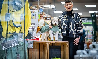 Nicole Beckmann von Riemeier am Jahnplatz lädt ein zu einer Hunde-Modenschau. Mit dabei ist natürlich auch Hündchen Mosie, 10 Jahre alt. - Sarah Jonek