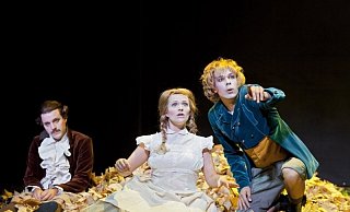 Arno Lenk (v.l.) als Albert, Felicia Spielberger als Lotte und Jakob Walser als Werther. - FOTO: PHILIPP OTTENDÖRFER