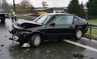 Auf glatter Fahrbahnoberfläche kam der der Saab auf der Bundesstraße 1 ins Schleudern und prallte frontal in die Schutzplanken. - Ralph Meyer