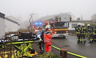 Rund 50 Einsatzkräfte eilten in den Süden - die Straße wurde komplett gesperrt. - Charlotte Mahncke