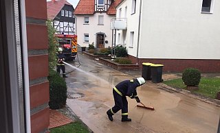Untere Dorfstraße in Wormeln: Feuerwehrleute reinigen am Morgen die Fahrbahn. - Tobias Branke
