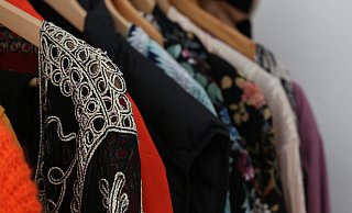 Die unterschiedlichsten Textilarten, Prints und Farben lassen sich in dem Kleiderschrank der Journalistin finden. - Lena Kley