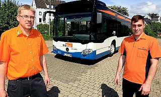 Thomas Hellweg und Ömer Kafi vor einem Gelenkbus, der bereits fast die Euro-6-Norm erreicht. - FOTO: WOLFGANG RUDOLF