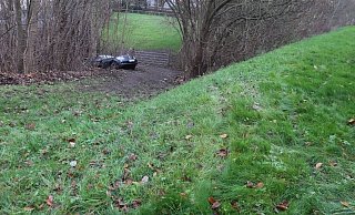 Der Mercedes einer 84-Jährigen rollt ungebremt einen Abhang in Steinheim herunter. - Polizei Höxter