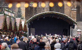 Die Bühne auf dem Erfurter Weihnachtsmarkt ist am "Tag der Stille" leer. - Michael Reichel/dpa