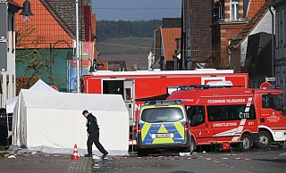 Ein Polizeibeamter geht einen Tag nach der Amokfahrt in Volkmarsen über den Tatort. Tags zuvor wurden bei der Tat mehr als 60 Menschen, darunter auch Kinder, verletzt. - picture alliance